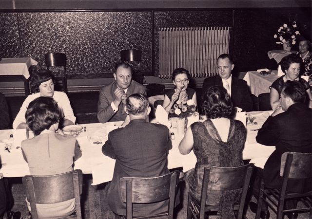 Berenice moest voor de tigste keer demonstreren dat ze een vork tegen haar neus kon laten balanceren, maar goed dan waren we daar ook weer van af.